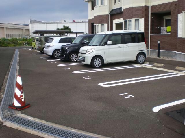 物件外観写真3　(駐車場)