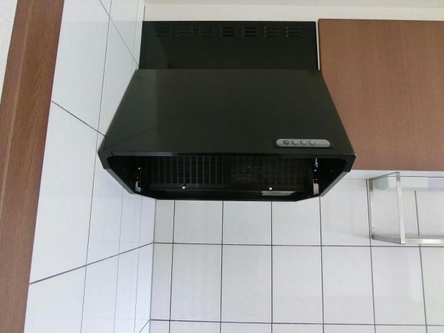 物件内観写真17　(キッチン換気扇)