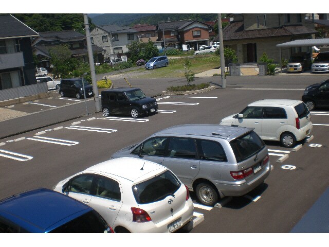 物件外観写真3　(駐車場)