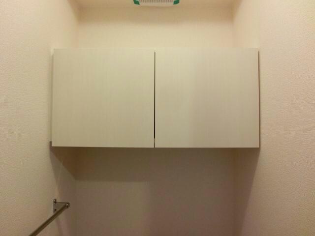 物件内観写真34　(トイレ収納棚)