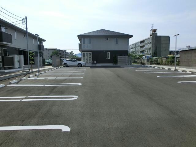 物件外観写真4　(駐車場)