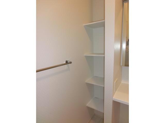 物件内観写真31　(洗面脱衣所収納棚)