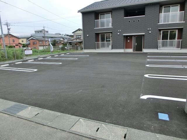 物件外観写真5　(駐車場)