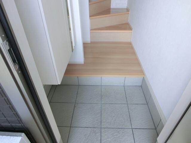 物件内観写真8　(玄関)