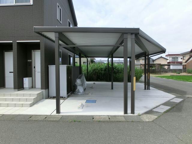 物件外観写真5　(カーポート付き駐車場)