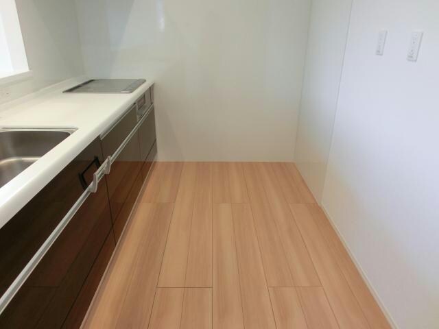 物件内観写真14　(キッチン周スペース)