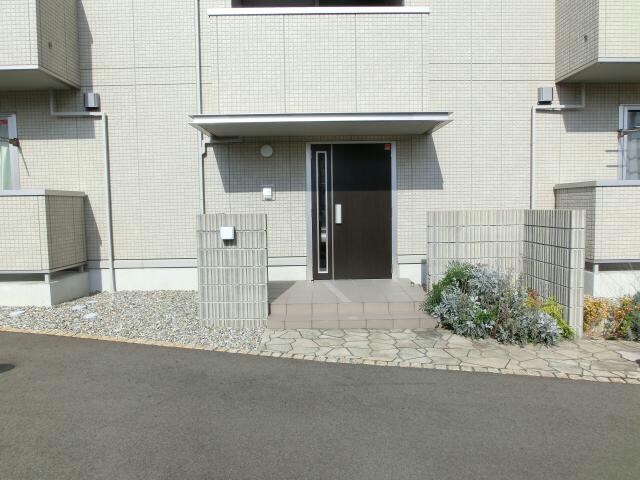 物件外観写真3　(エントランス)