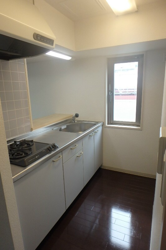 物件内観写真3　(キッチンには窓もあるので、においもこもりにくいですね！)