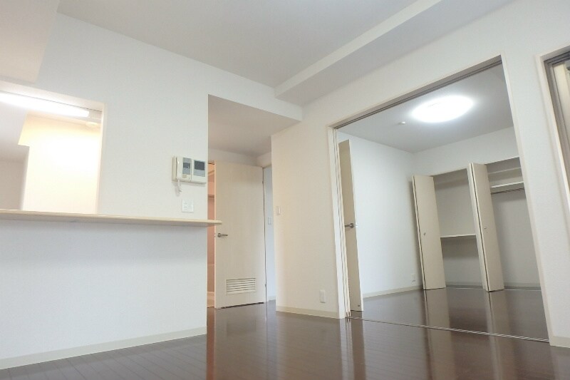 物件内観写真4　(カウンターキッチンタイプのリビング)