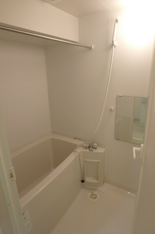 物件内観写真5　(お風呂は清潔感のあるシンプルな白)