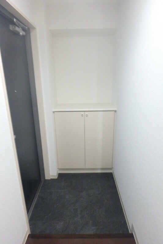 物件内観写真7　(シックな雰囲気の玄関です)