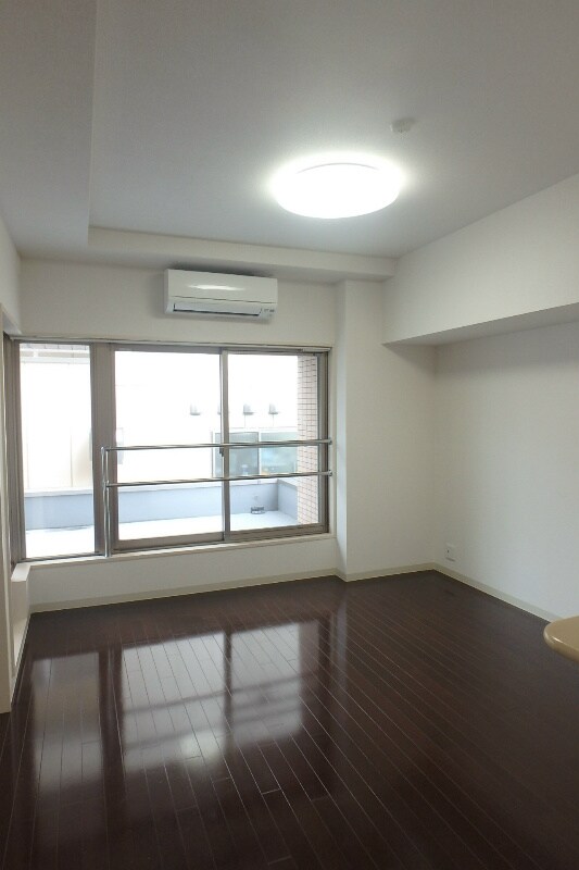 物件内観写真13　(リビングを別角度から)