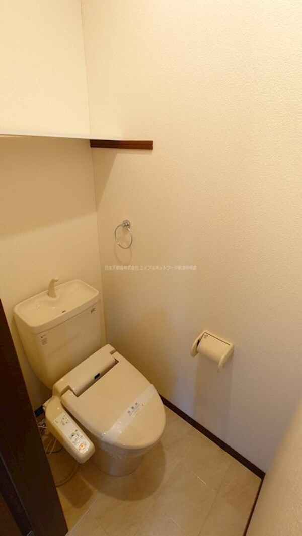 トイレ(トイレの上部には棚付き！)