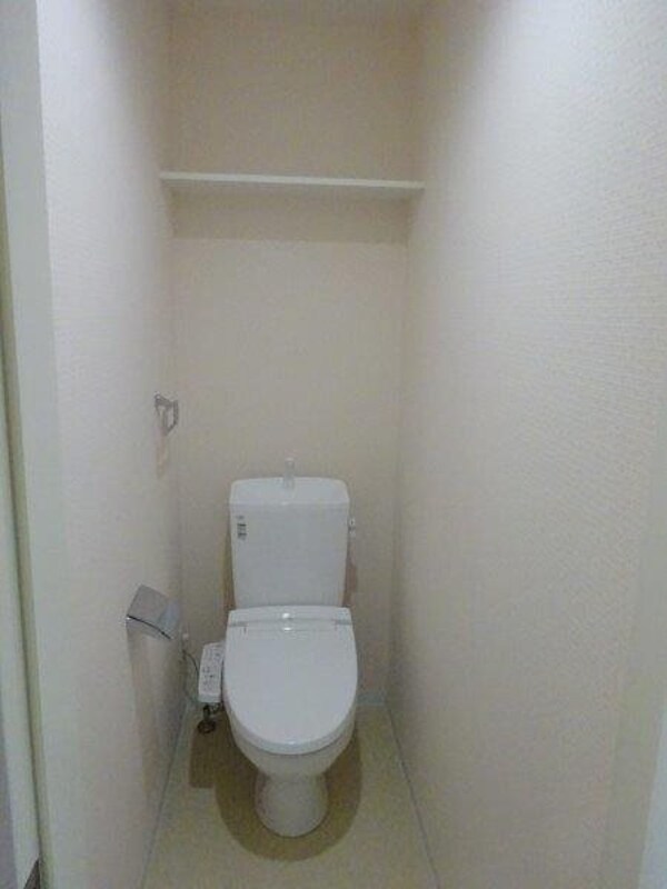 トイレ(上には棚があるので、便利です（別部屋参考写真）)
