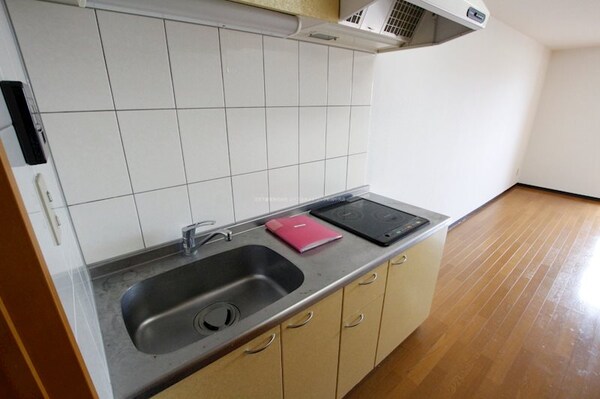 キッチン(803号室参考写真壁紙の色が実際のものと異なる場合がございま)