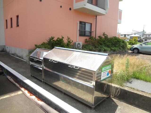 物件外観写真4　(敷地内専用ゴミ置き場)