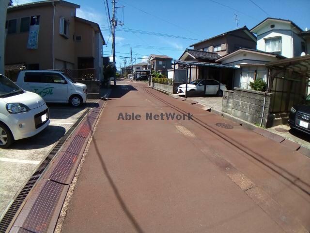 物件外観写真4　(前面道路)