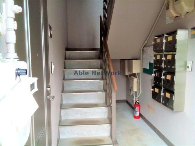 物件外観写真8　(エントランス階段)