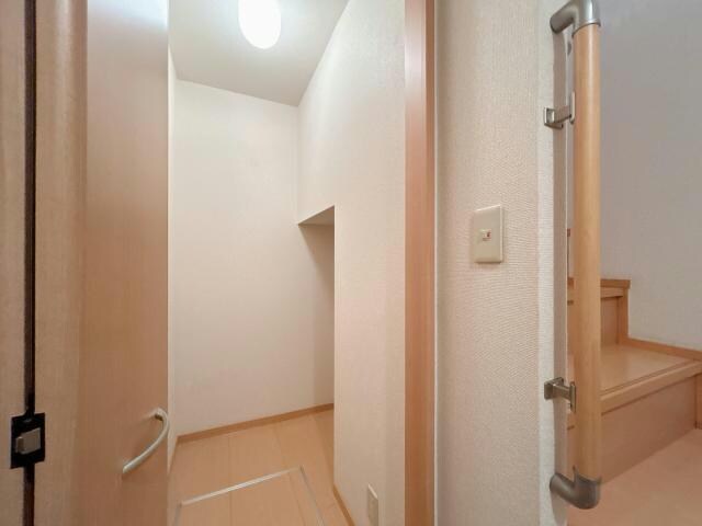 物件内観写真12　(玄関)