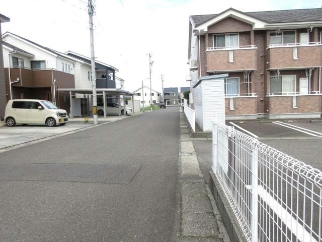 物件外観写真5　(近隣駐車場（物件から北へ80m程）)