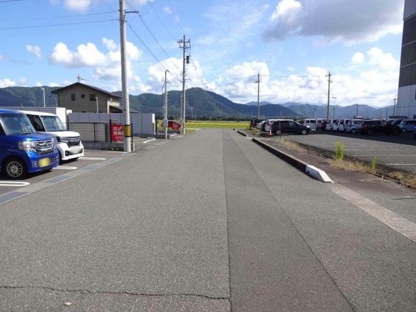 周辺環境(駐車場前道路)