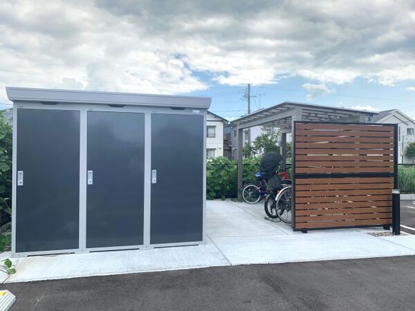 建物設備(左:物置　右:駐輪場)