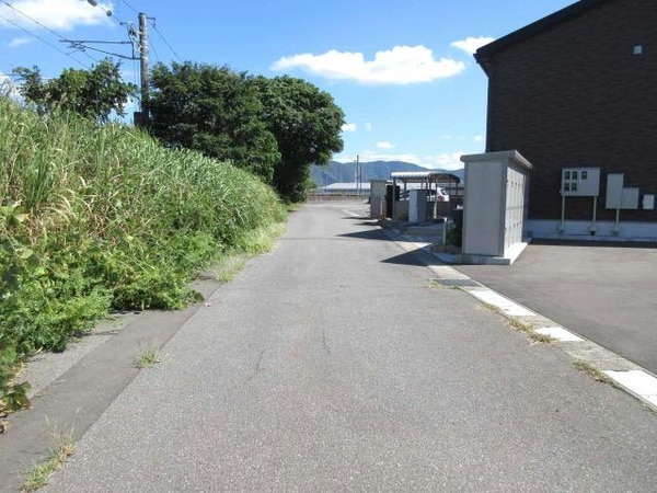 周辺環境(建物前駐車場)