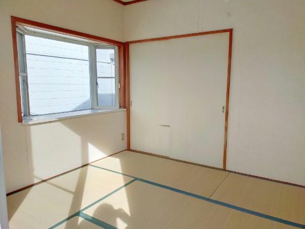 物件内観写真10　(南西和室には出窓あり)