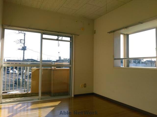 物件内観写真7　(南側洋室)