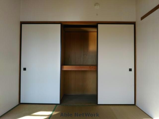 物件内観写真9　(和室収納)