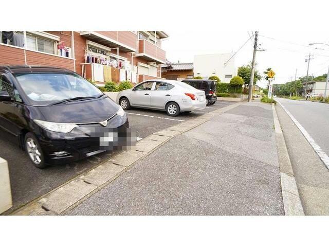 物件外観写真3　(駐車場)