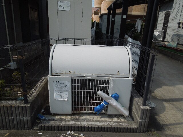 物件外観写真5　(敷地内ごみ置き場)