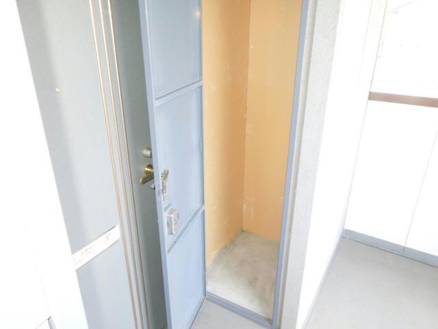 物件内観写真16　(玄関外収納)
