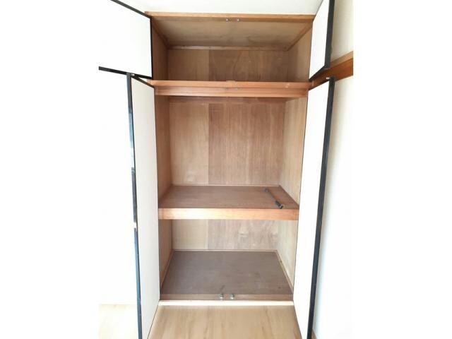 物件内観写真7　(押し入れ収納)