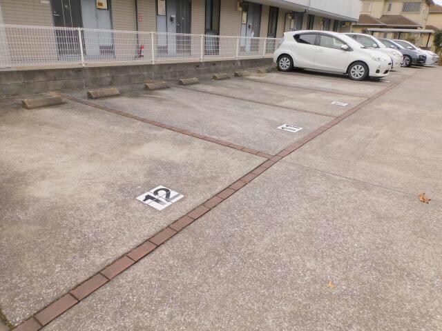 物件外観写真4　(駐車場)