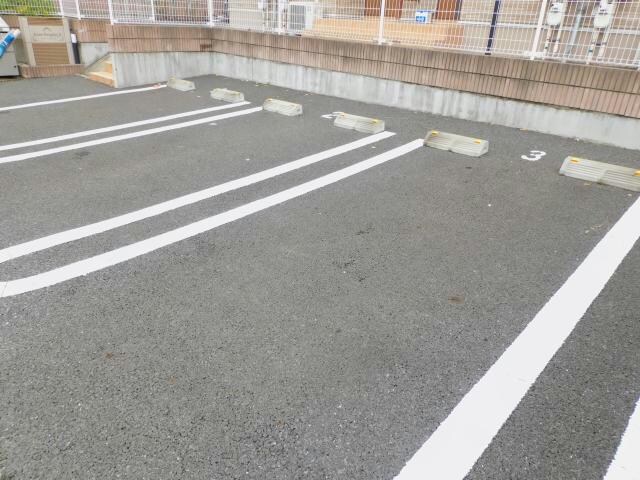 物件外観写真3　(駐車場)