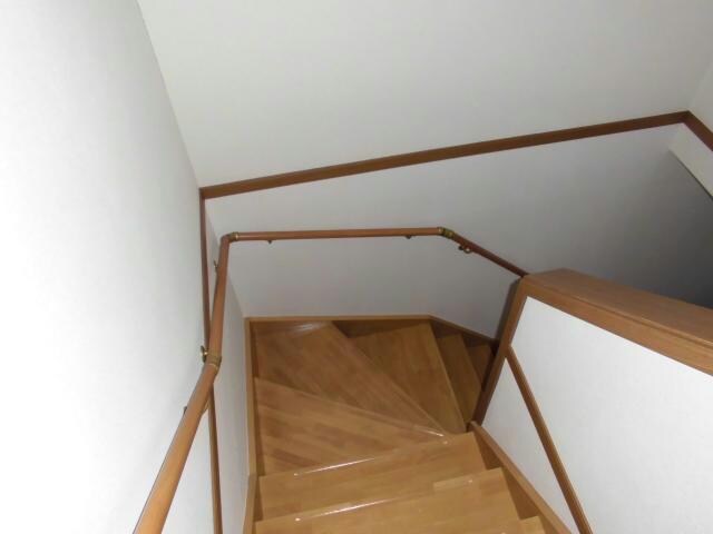 物件内観写真16　(階段)