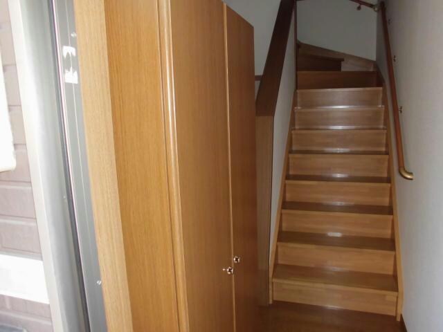 物件内観写真17　(階段)