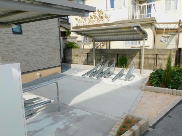 物件外観写真5　(駐輪場)