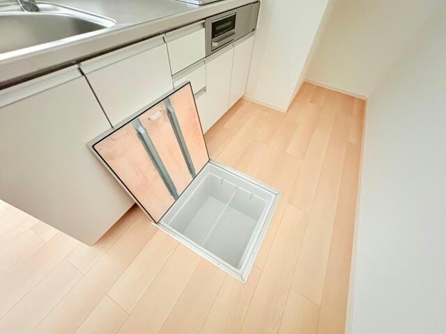 物件内観写真12　(床下収納)