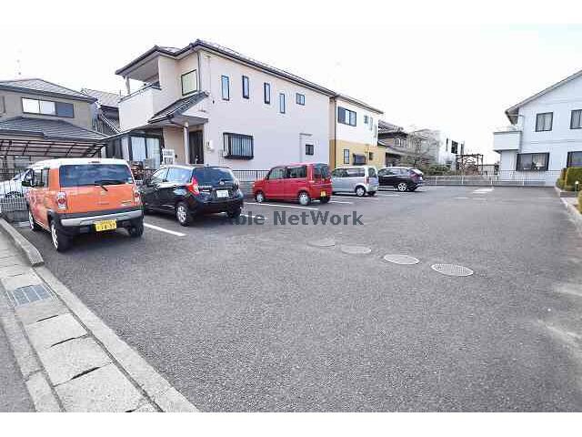 物件外観写真3　(駐車場)