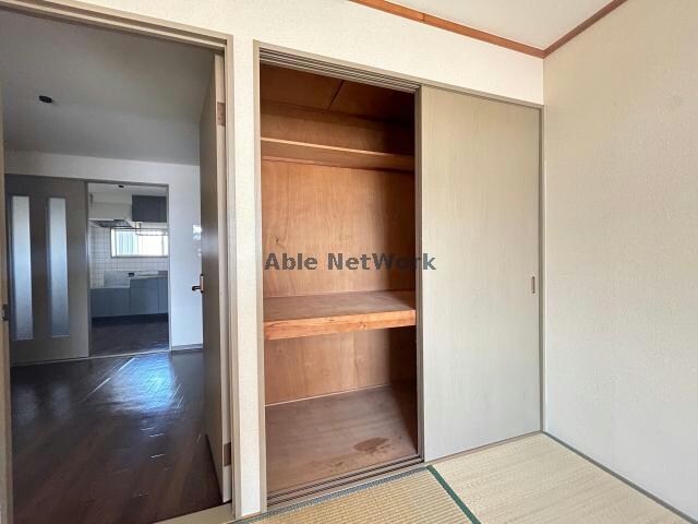 物件内観写真14　(和室6帖　押入れ)