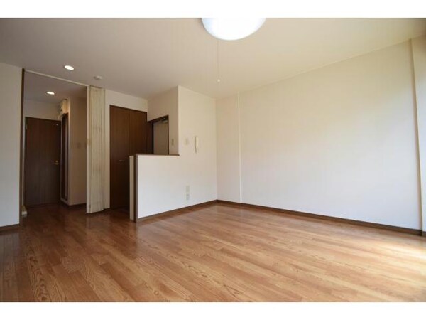 居室(玄関からお部屋が見えづらい造り♪)
