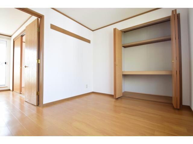 物件内観写真8　(容量のある収納も有ります♪)