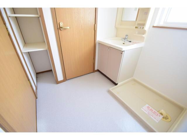 物件内観写真13　(湿気が溜まりやすい脱衣所にも小窓があります♪)