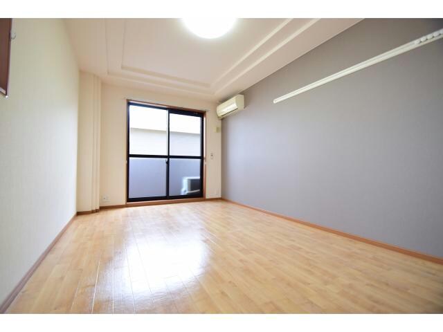 物件内観写真10　(奥行きのある洋室ですね!!)