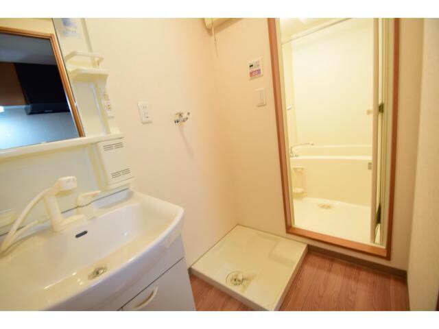 物件内観写真16　(明るい脱衣所良いですね♪)