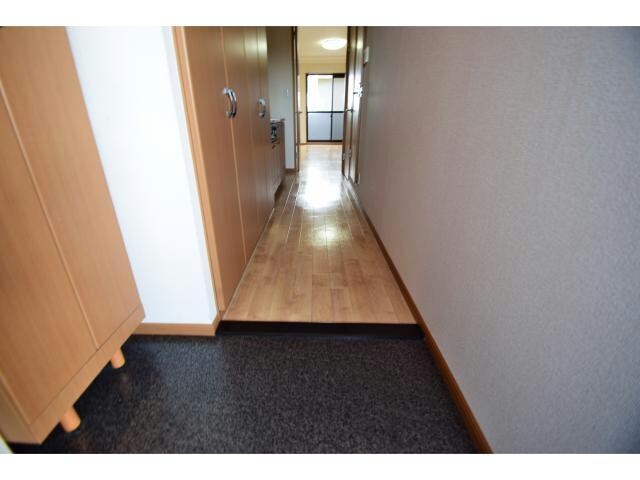 物件内観写真21　(玄関すぐに収納もあります!!)