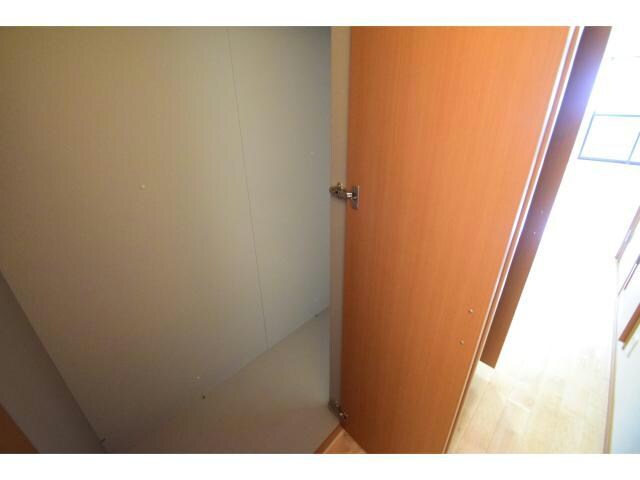 物件内観写真23　(玄関すぐのクローゼットです!!)