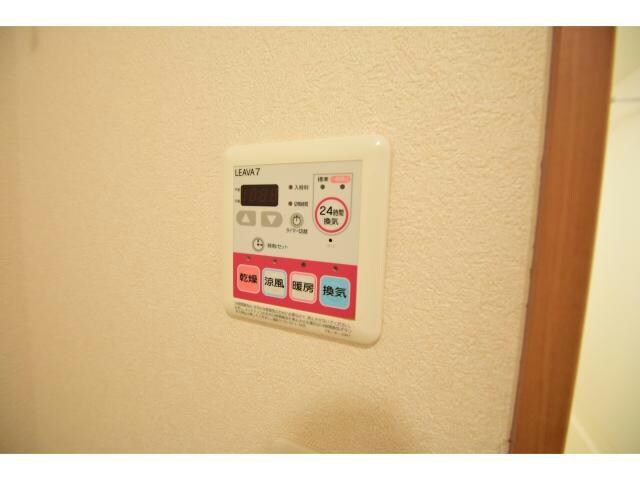 物件内観写真25　(雨の日も安心の浴室乾燥機付き!!)